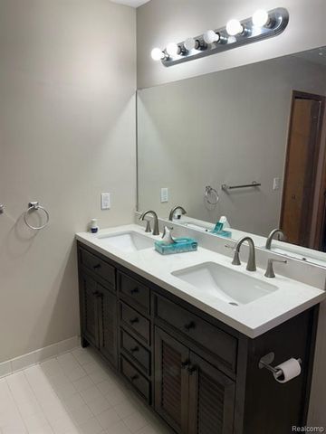 2168 Camelot Drive, Troy, MI 48083