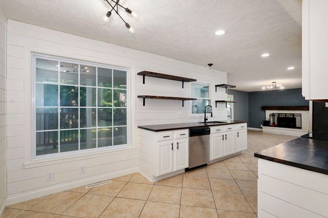 1901 S Sieger Drive, Springfield, MO 65804