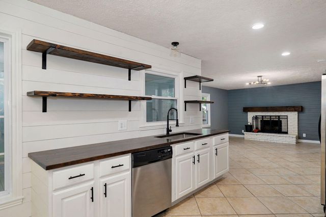 1901 S Sieger Drive, Springfield, MO 65804