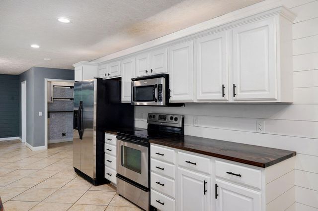 1901 S Sieger Drive, Springfield, MO 65804