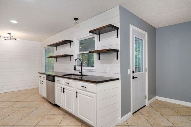 1901 S Sieger Drive, Springfield, MO 65804