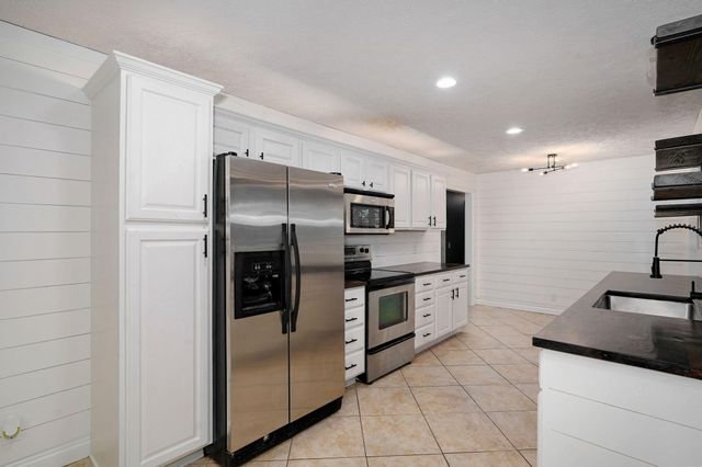 1901 S Sieger Drive, Springfield, MO 65804