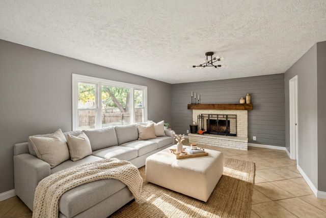 1901 S Sieger Drive, Springfield, MO 65804