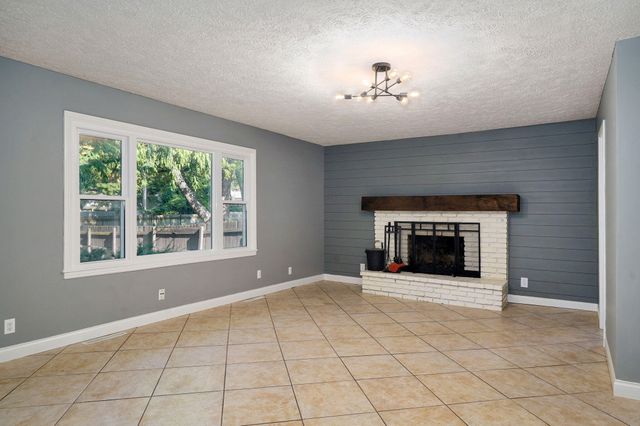 1901 S Sieger Drive, Springfield, MO 65804