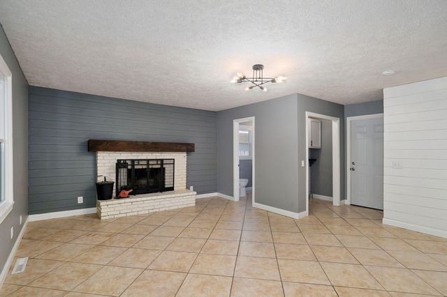 1901 S Sieger Drive, Springfield, MO 65804