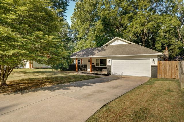 1901 S Sieger Drive, Springfield, MO 65804