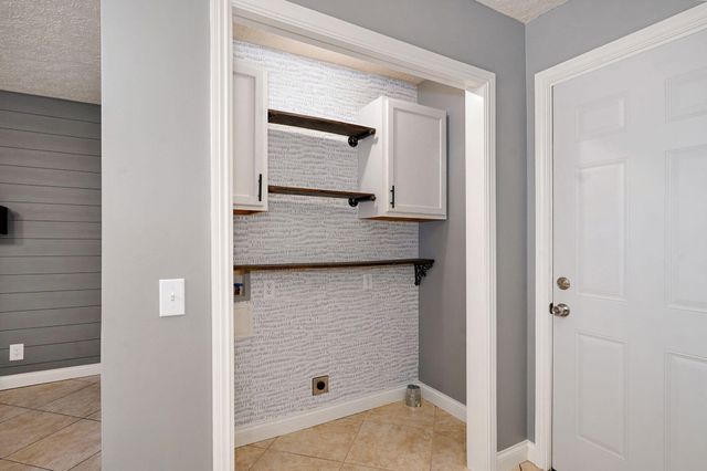 1901 S Sieger Drive, Springfield, MO 65804