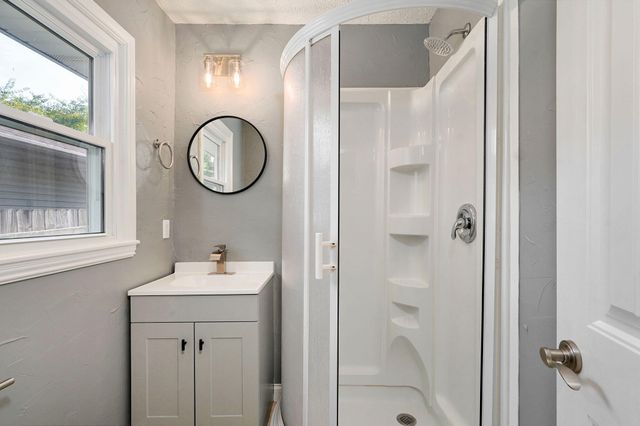 1901 S Sieger Drive, Springfield, MO 65804