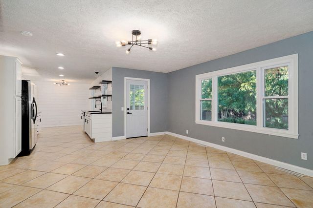 1901 S Sieger Drive, Springfield, MO 65804