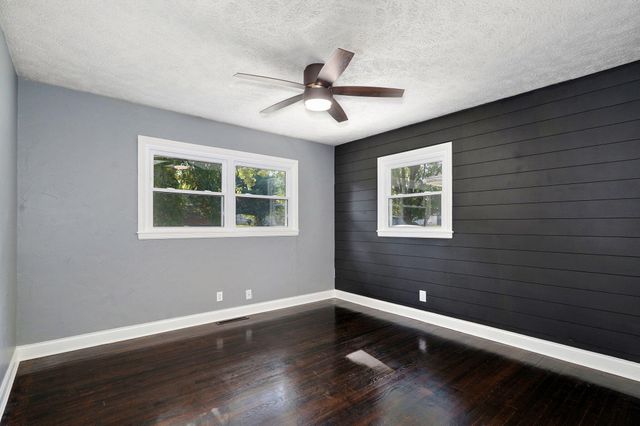 1901 S Sieger Drive, Springfield, MO 65804