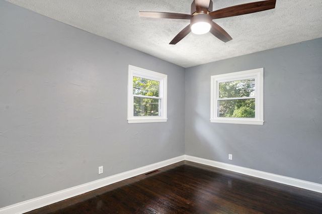 1901 S Sieger Drive, Springfield, MO 65804