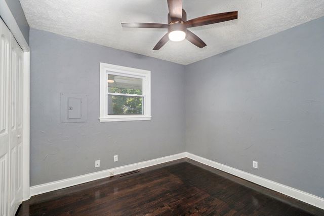 1901 S Sieger Drive, Springfield, MO 65804