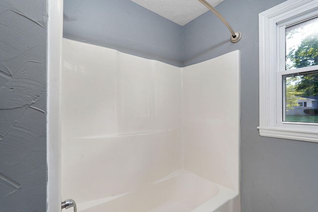 1901 S Sieger Drive, Springfield, MO 65804