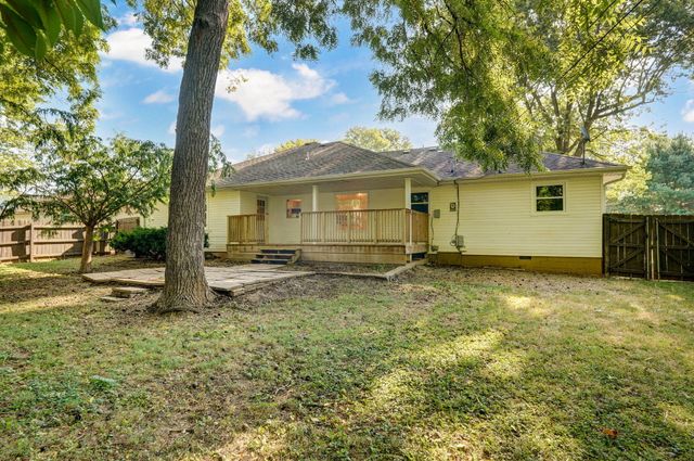 1901 S Sieger Drive, Springfield, MO 65804