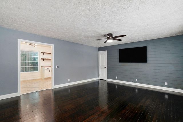 1901 S Sieger Drive, Springfield, MO 65804