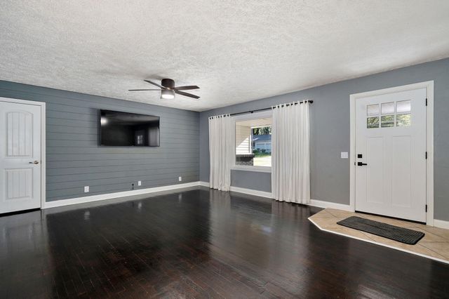 1901 S Sieger Drive, Springfield, MO 65804