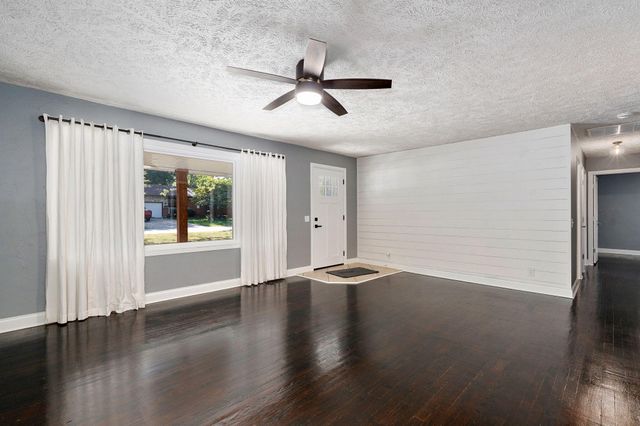 1901 S Sieger Drive, Springfield, MO 65804