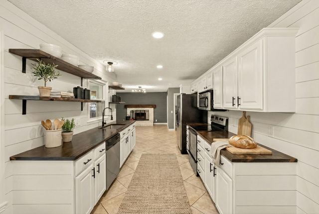 1901 S Sieger Drive, Springfield, MO 65804