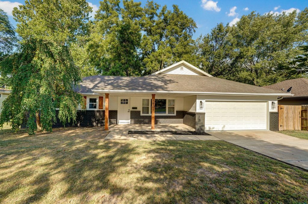 1901 S Sieger Drive, Springfield, MO 65804