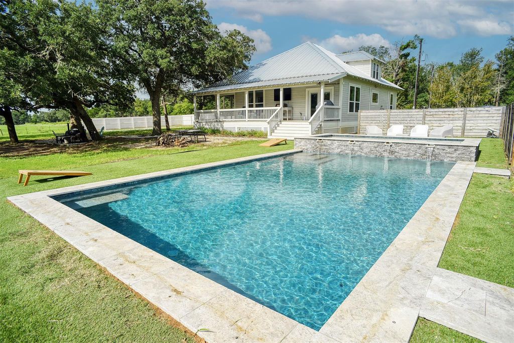 141 Grassyville RD, Paige, TX 78659