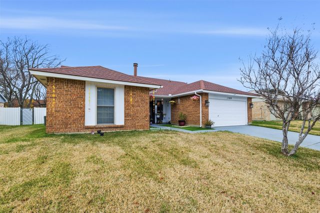 4838 Trailwood Drive, Grand Prairie, TX 75052