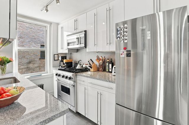 400 E 59th St Apt 16D, New York City, NY 10022