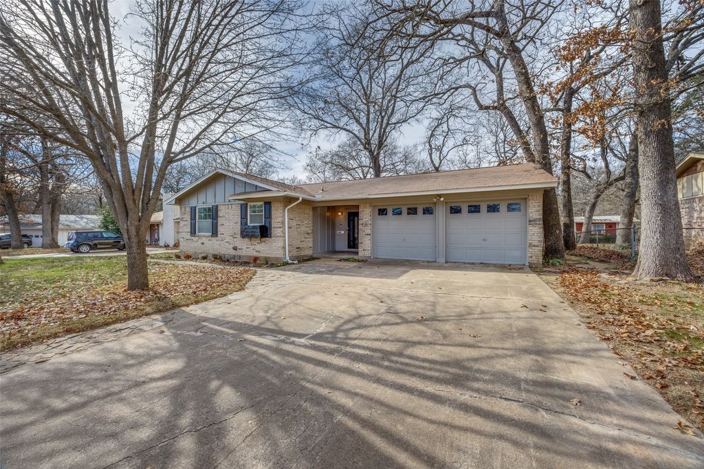 2923 W Day Street, Denison, TX 75020
