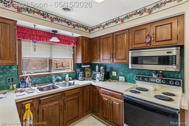 38324 Santa Anna Street, Clinton Township, MI 48036