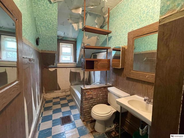 1006 S 25th Street, Omaha, NE 68105