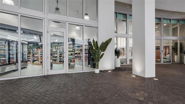90 SW 3rd St TH 308, Miami, FL 33130