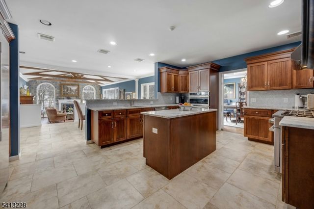 88 Chestnut Ridge Rd, Saddle River Boro, NJ 07458