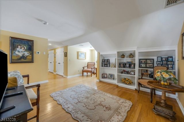 88 Chestnut Ridge Rd, Saddle River Boro, NJ 07458