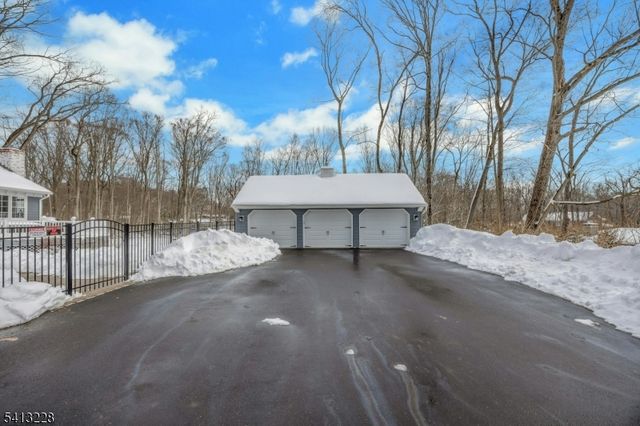 88 Chestnut Ridge Rd, Saddle River Boro, NJ 07458