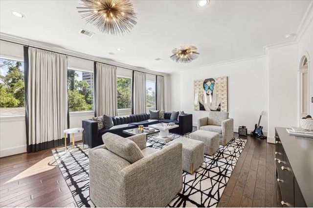 6015 Glencove Street, Houston, TX 77007