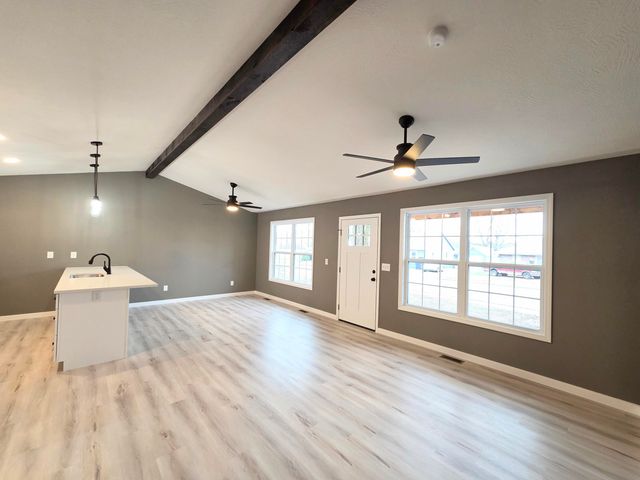 705 E Washington Street, Marshfield, MO 65706