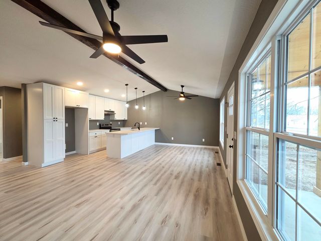 705 E Washington Street, Marshfield, MO 65706