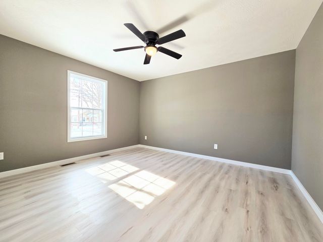 705 E Washington Street, Marshfield, MO 65706