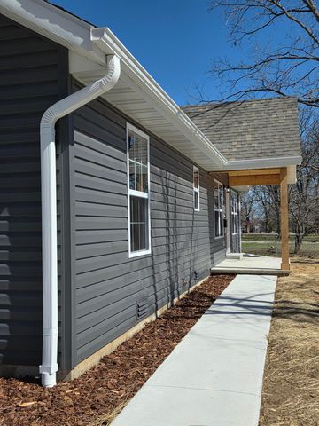 705 E Washington Street, Marshfield, MO 65706