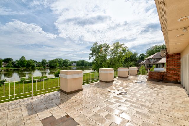 8170 Lake Ridge Drive, Burr Ridge, IL 60527