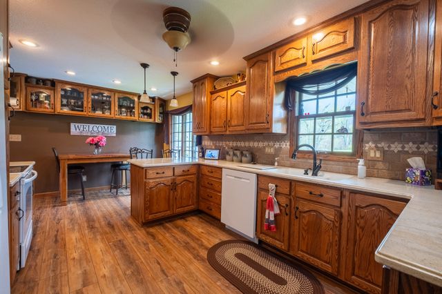 1303 S 6th Avenue E, Newton, IA 50208