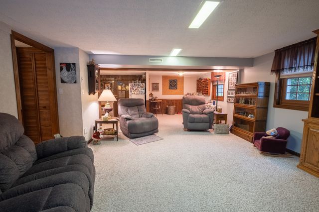1303 S 6th Avenue E, Newton, IA 50208