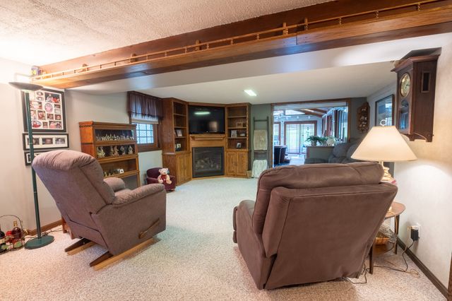 1303 S 6th Avenue E, Newton, IA 50208