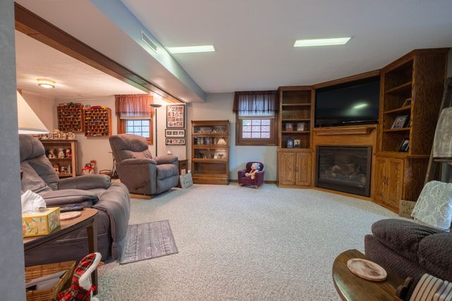 1303 S 6th Avenue E, Newton, IA 50208