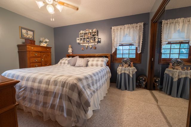 1303 S 6th Avenue E, Newton, IA 50208