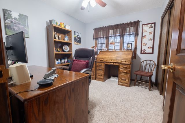 1303 S 6th Avenue E, Newton, IA 50208