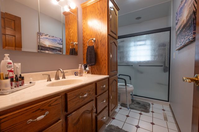 1303 S 6th Avenue E, Newton, IA 50208