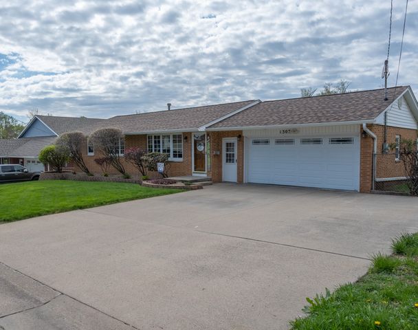 1303 S 6th Avenue E, Newton, IA 50208
