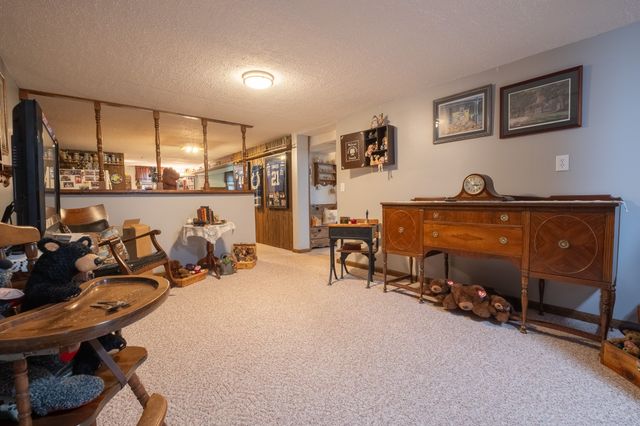 1303 S 6th Avenue E, Newton, IA 50208