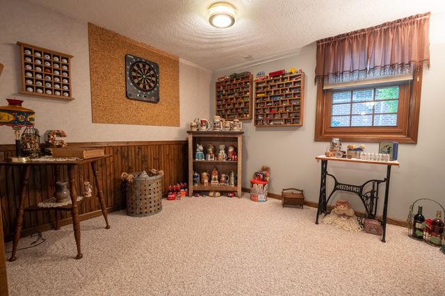 1303 S 6th Avenue E, Newton, IA 50208