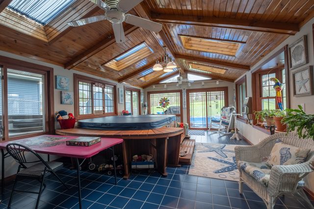 1303 S 6th Avenue E, Newton, IA 50208